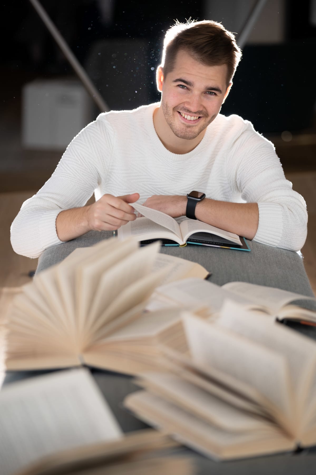 Perttu Pölönen lukee kirjoja Oodissa.