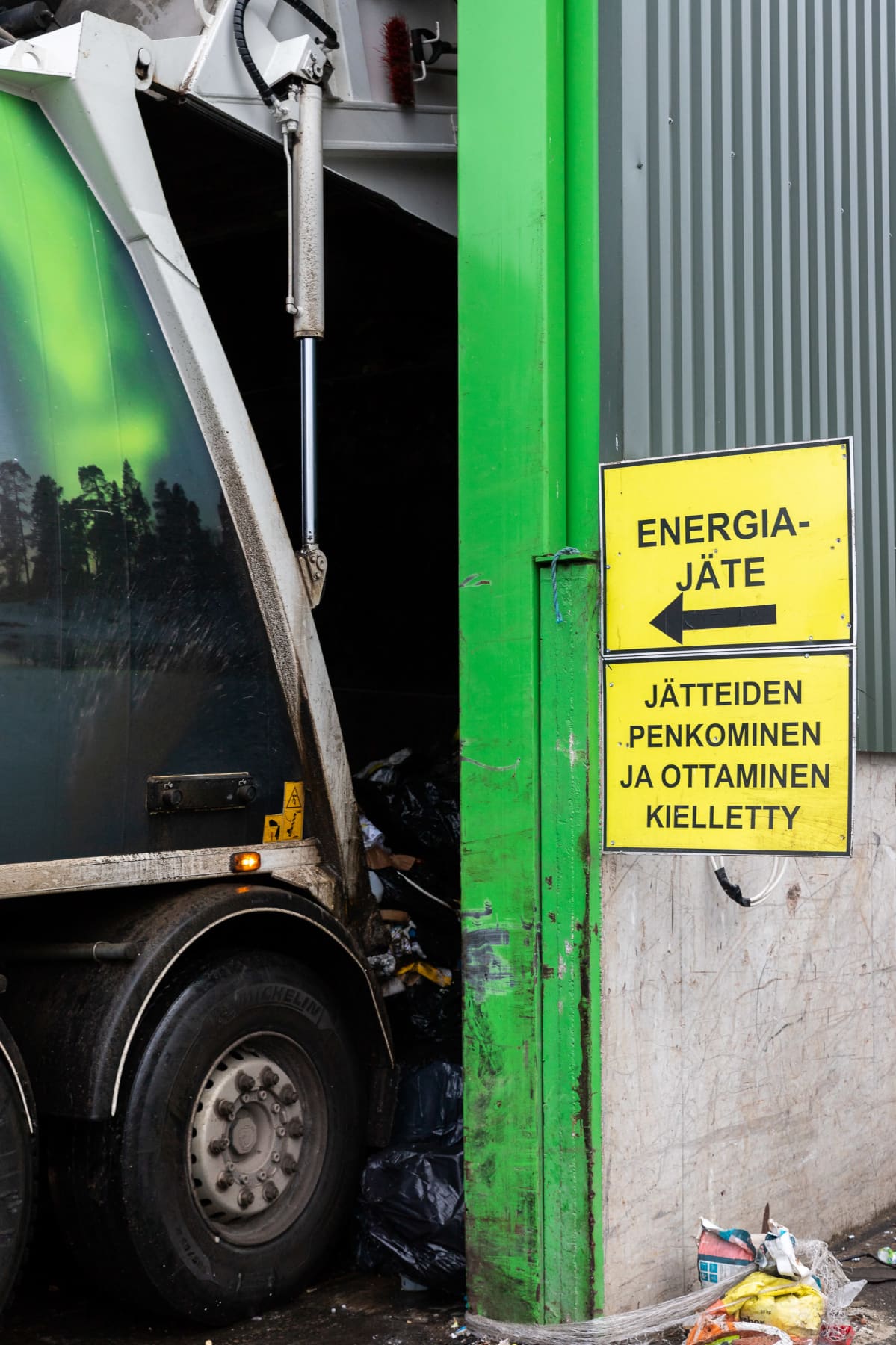 Jäteauto tuo lastia Ivalon jäteasemalle