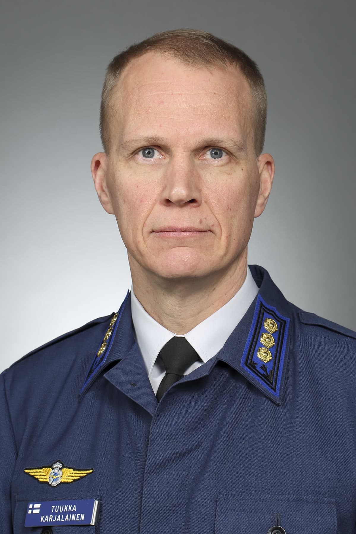 Lapin lennoston uusi komentaja Tuukka Karjalainen katsoo kameraan studiokuvassa.