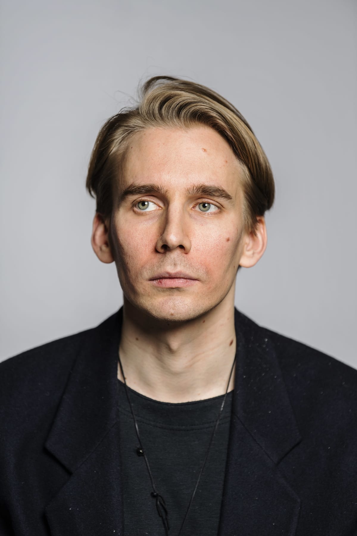 Niko Hallikainen poseeraa.