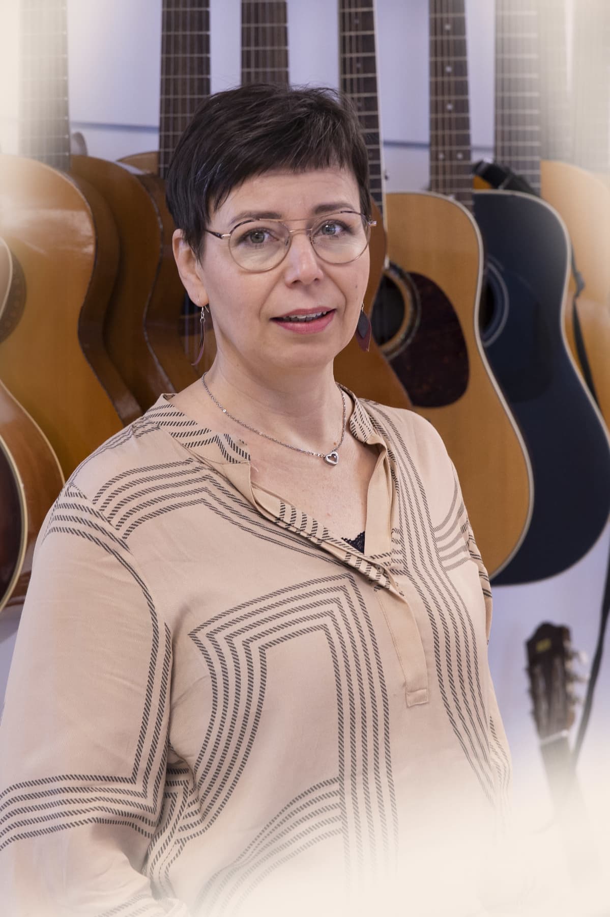 Elina Kallio musiikkiluokassa.