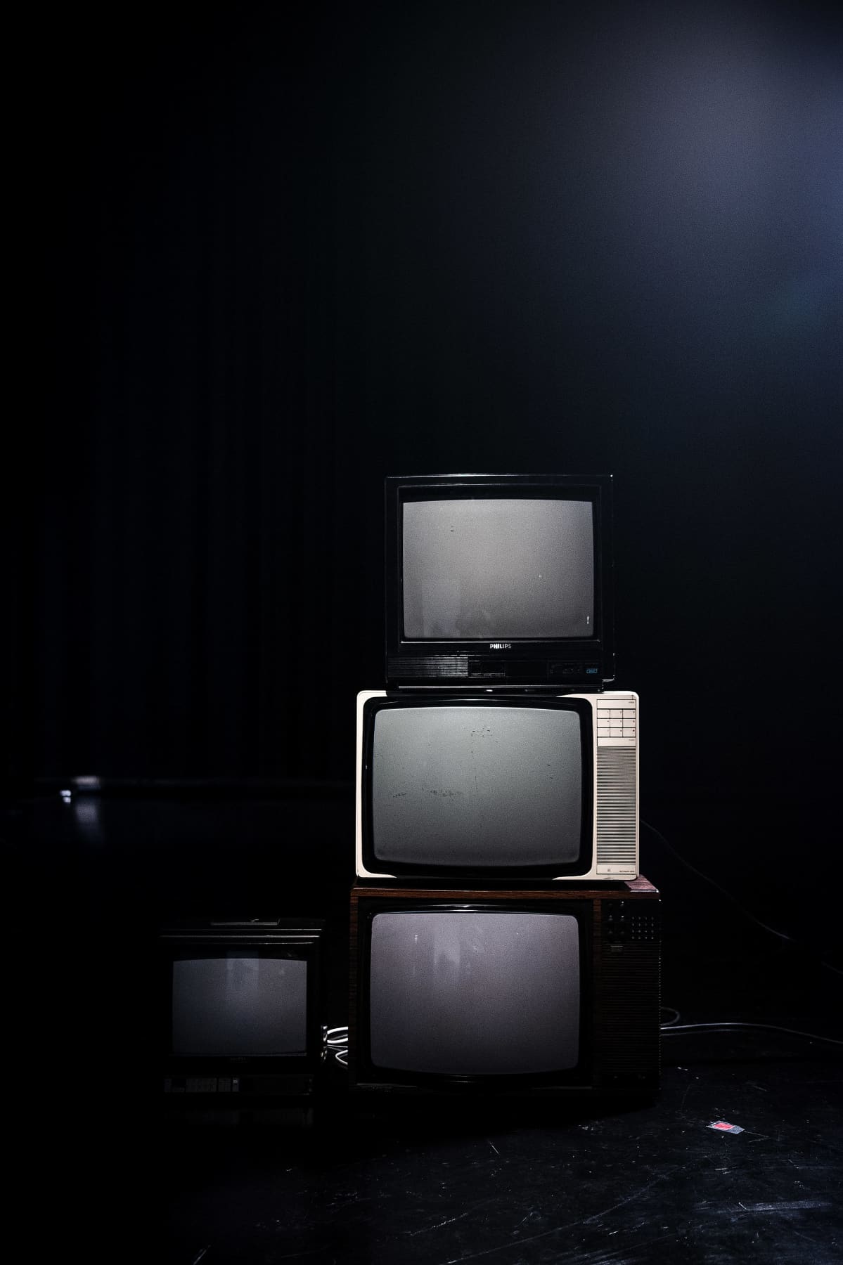 Televisioita päälekkäin.