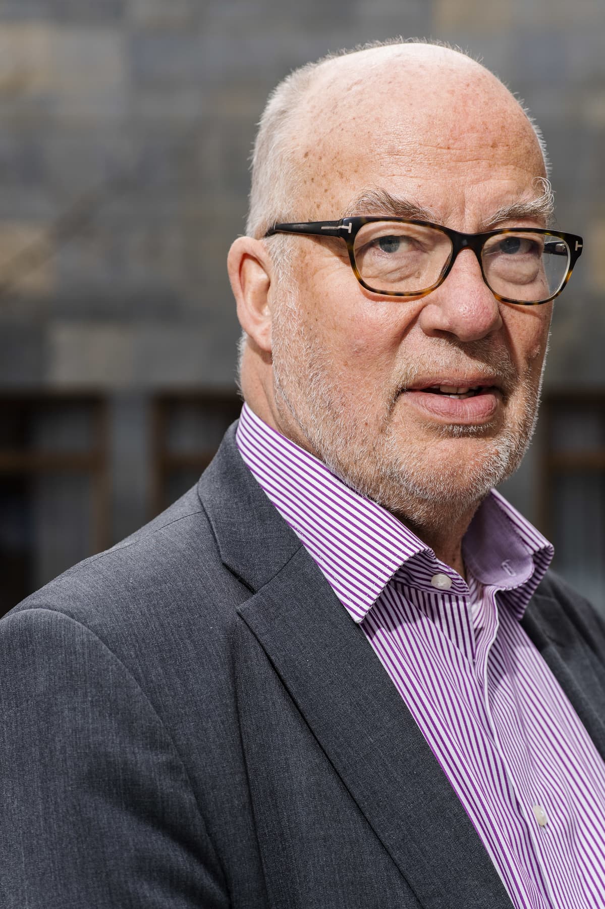 Professori Niklas Bruun kuvattiin Hankenin edustalla.