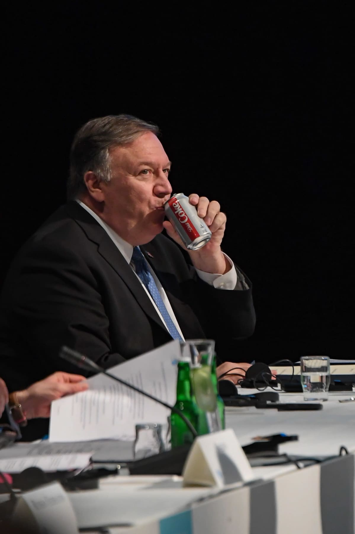 Utrikesminister Pompeo vid Arktiska rådets möte, dricker läsk direkt ur burken