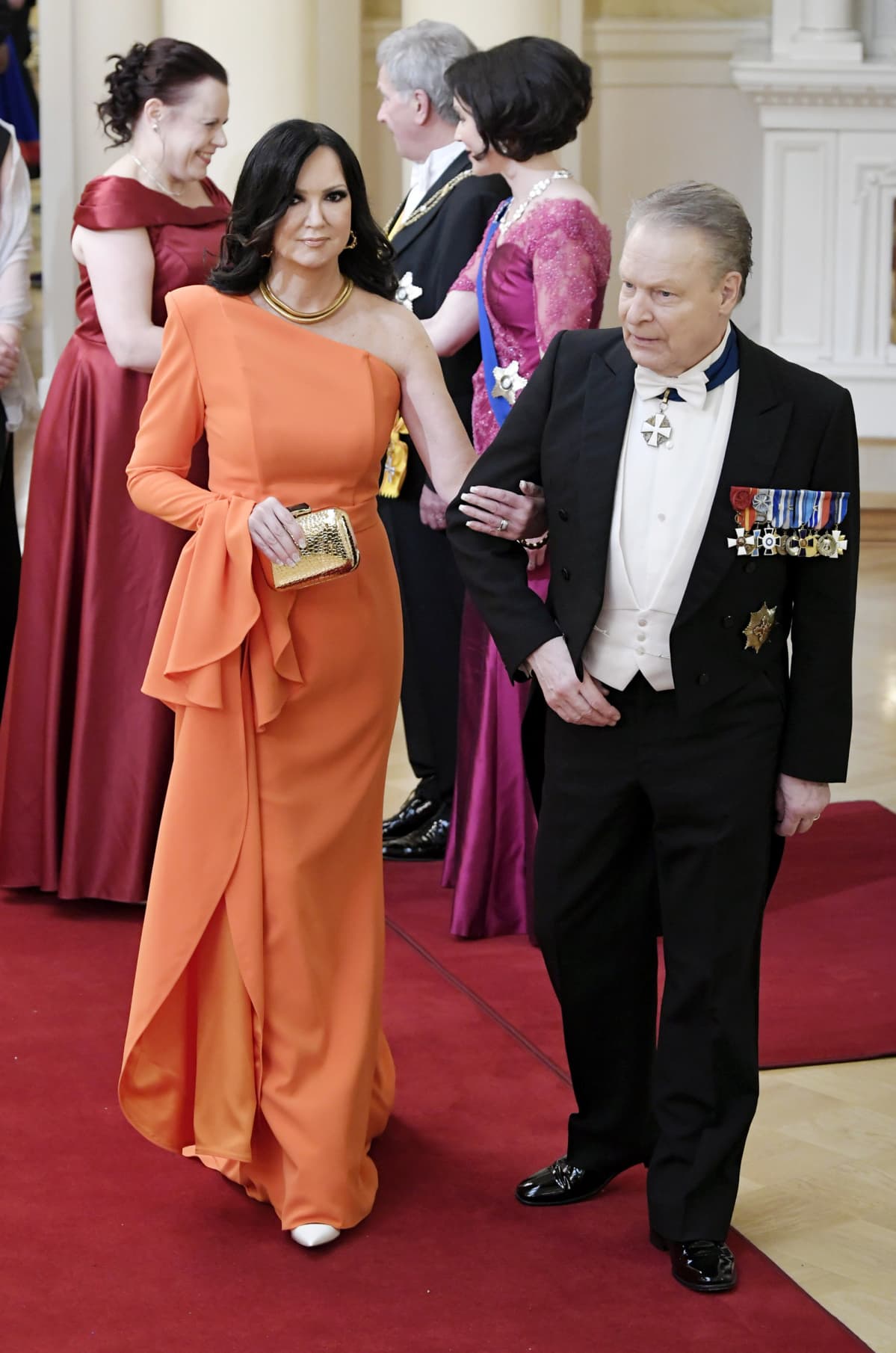 Kokoomuksen kansanedustaja Ilkka Kanerva ja puoliso Elina Kiikko kättelyjonossa linnan juhlissa itsenäisyyspäivänä.