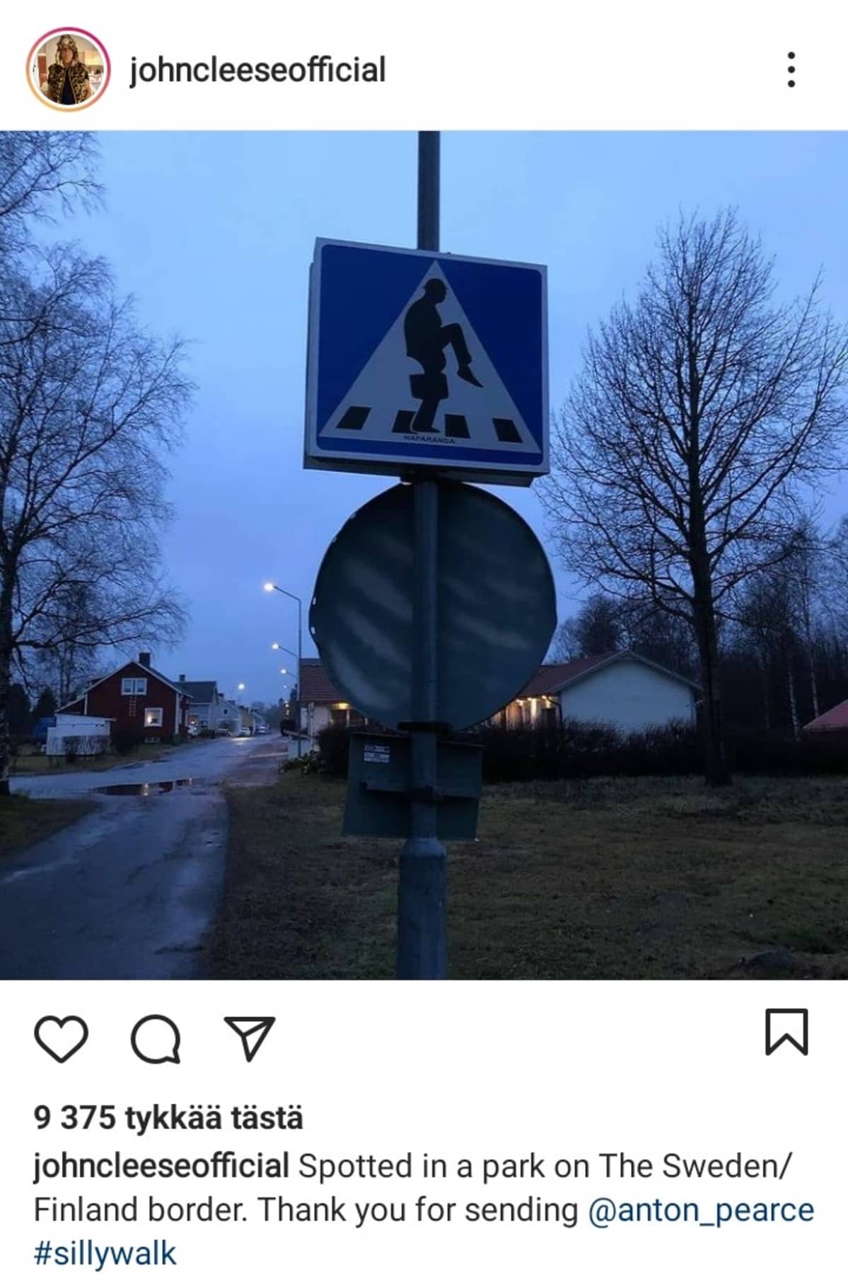 Kuva liikennemerkistä, jossa on John Cleesen hahmo ylittämässä suojatietä. Cleesen kirjoittama teksti.