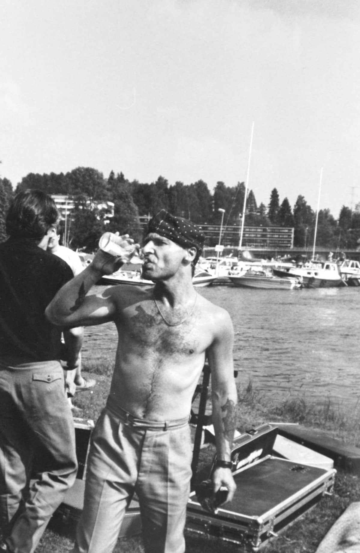 Remu Aaltonen vilvoittelee rannassa. Vuosi oli 1988.