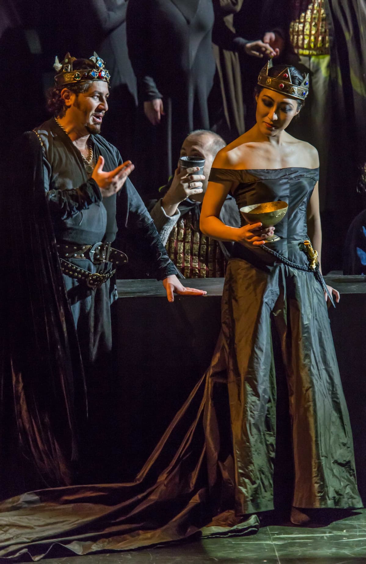 Lady Macbeth (Vittoria Yeo) ja Macbeth (Evez Abdulla) pystyvät julmuuksiin vain toistensa tukemina. Savonlinnassa Macbethiä esittää Vladislav Sulimsky. Savonlinnan oopperajuhlat.