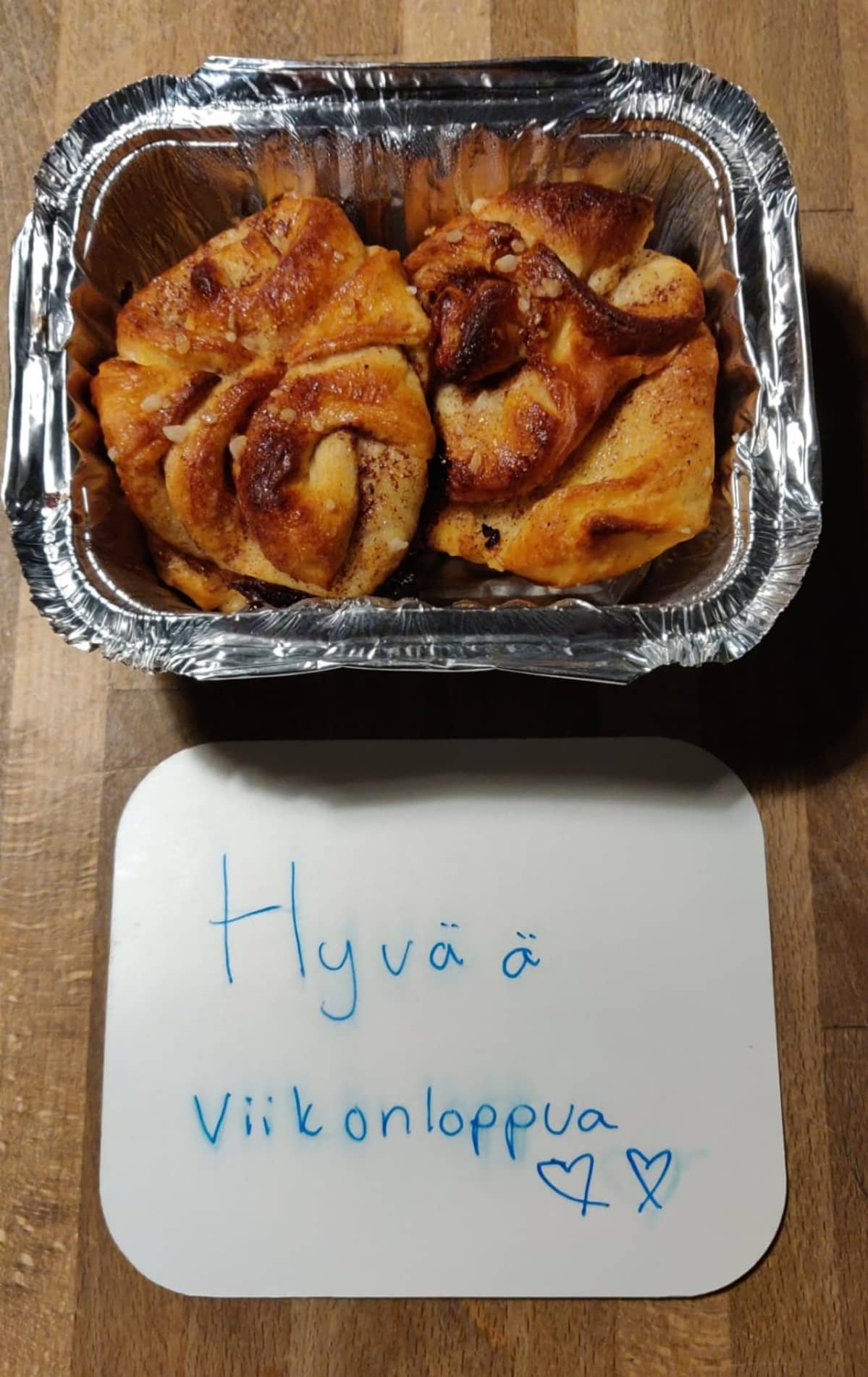 Korvapuusteja rasiassa