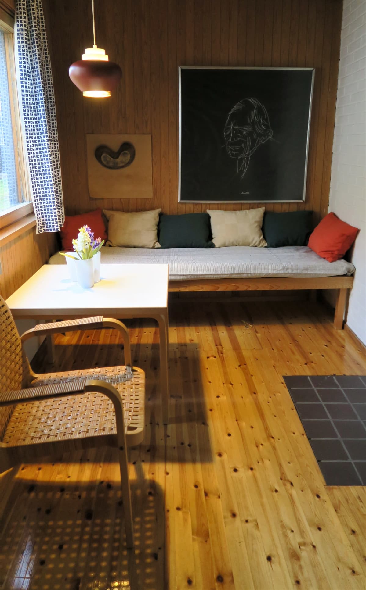 Villa Skeppetin saunakamarin seinällä on Alvar Aallon muotokuva.