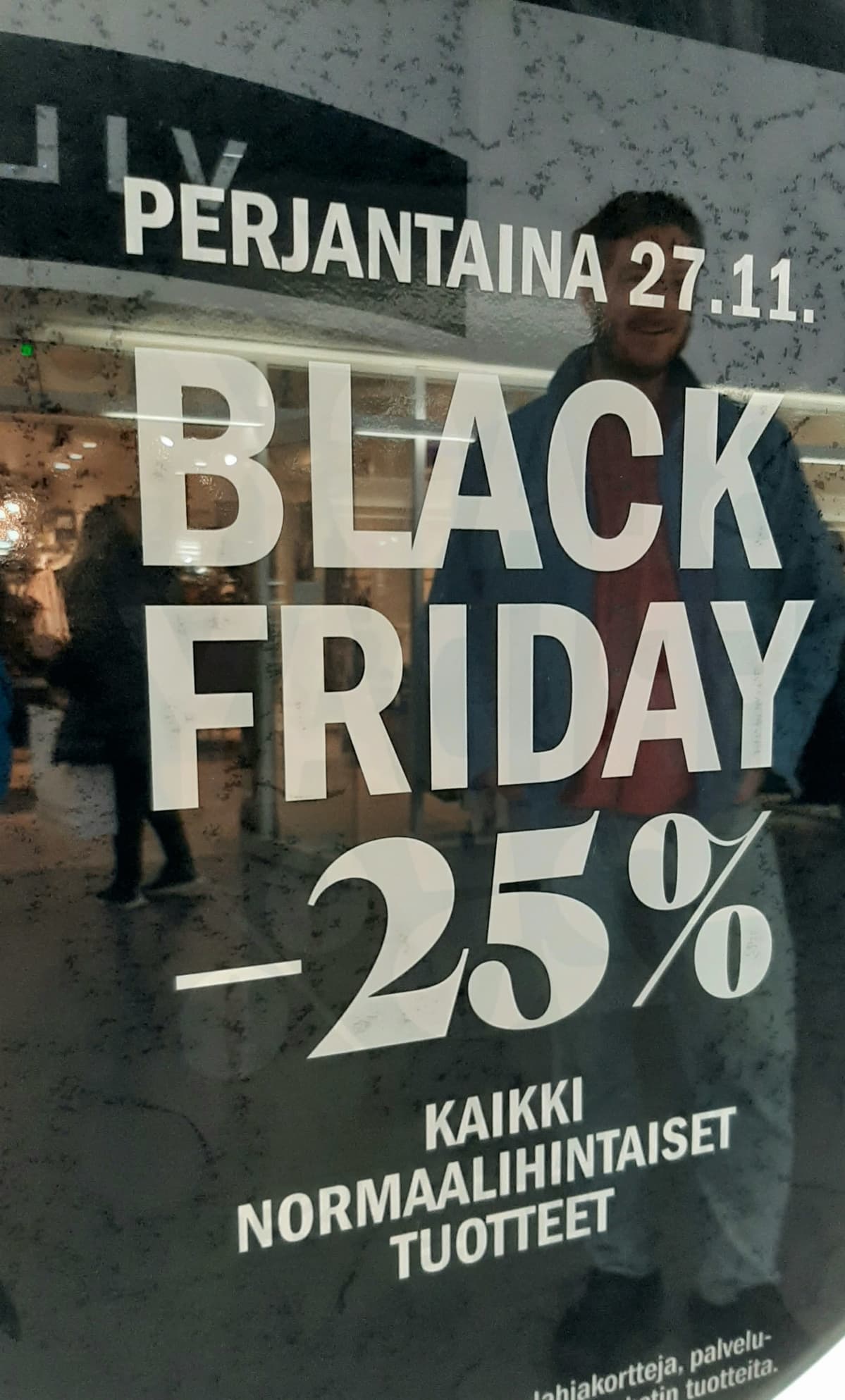 Vaasalainen Matti Tuomaala seisoo kauppakeskuksessa.