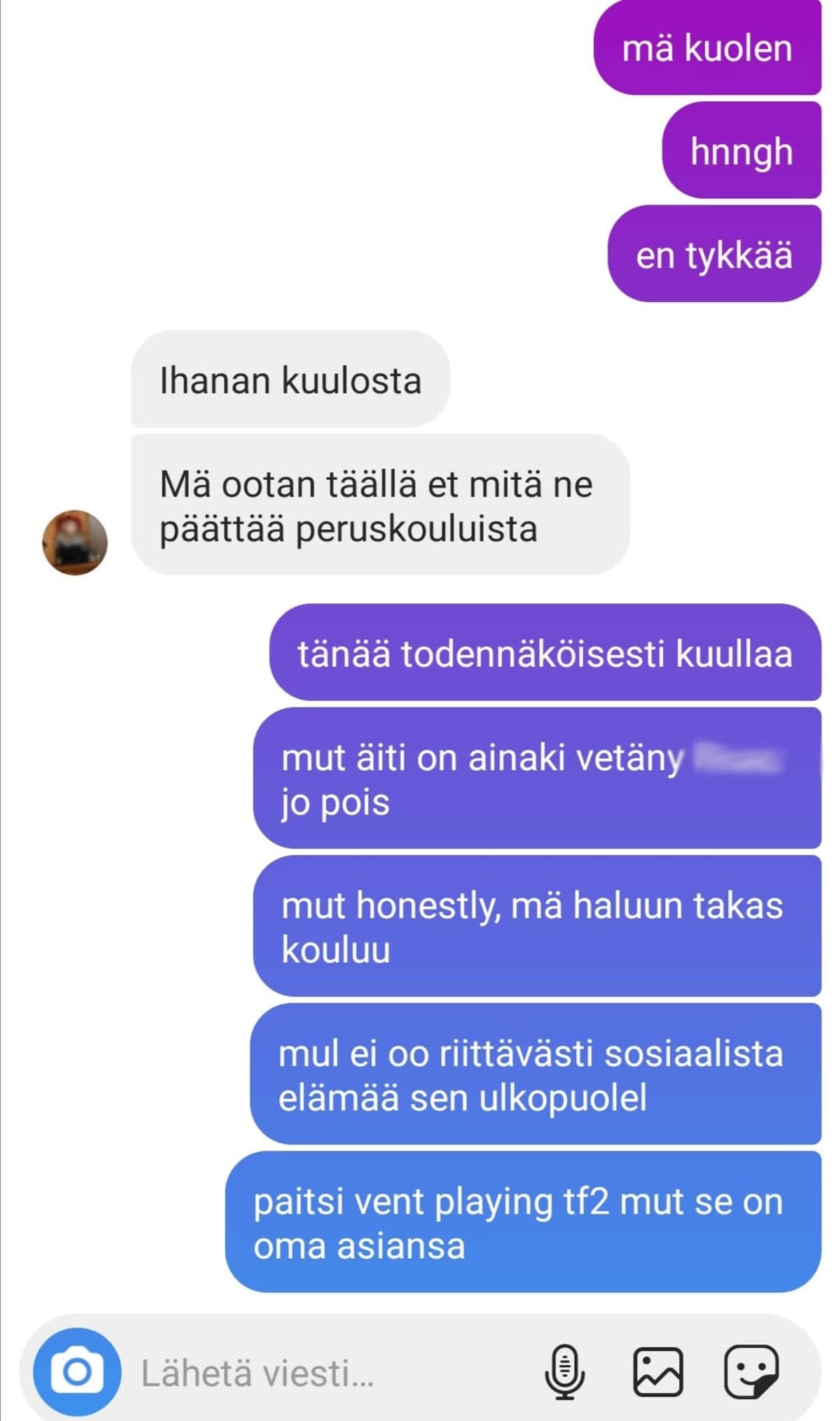 Messengerviestejä kännykän näytöllä. Kuvakaappaus.