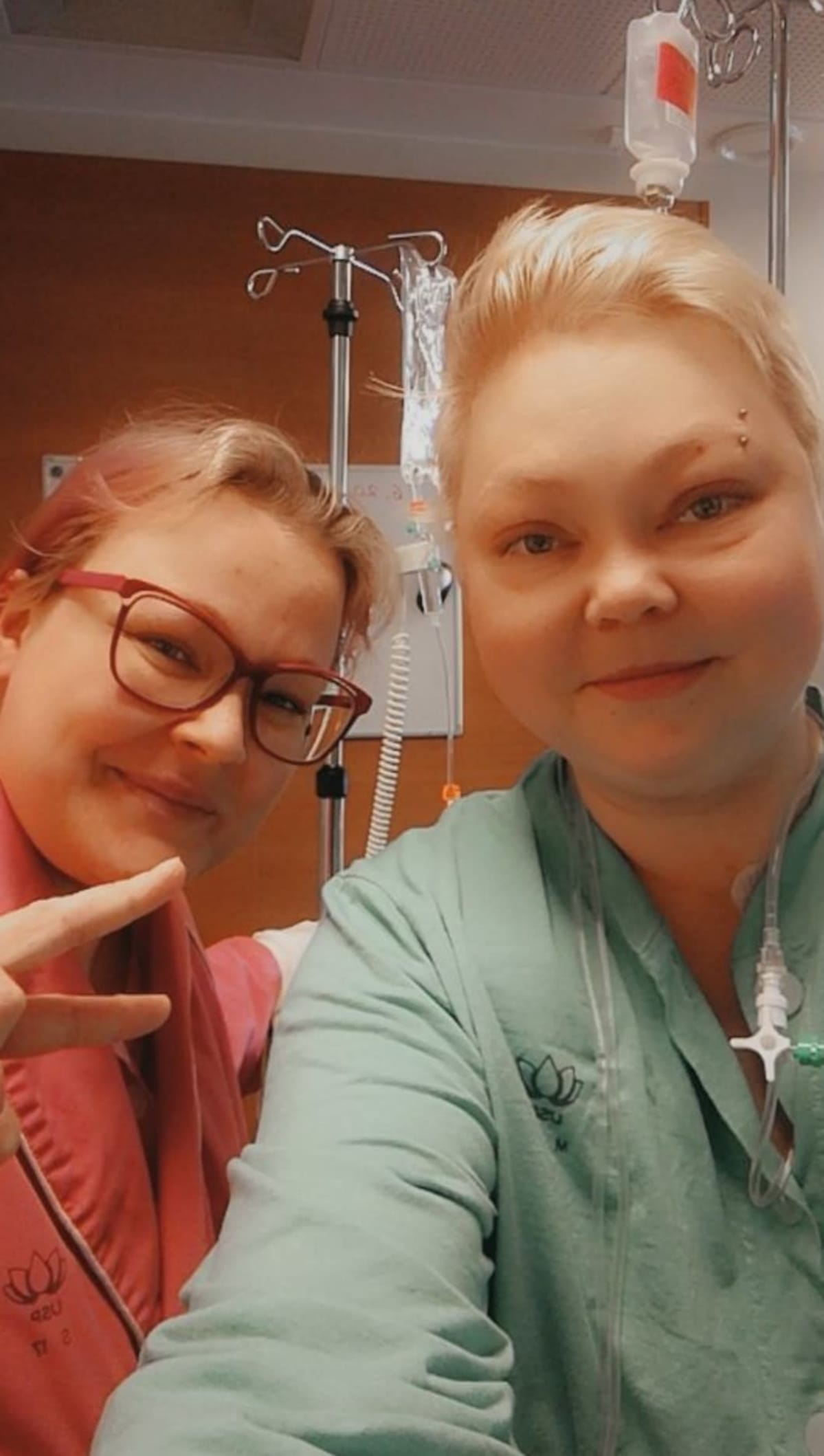 Jenni Hannula ja Annika Pehkonen munuaisleikkauksen jälkeen.