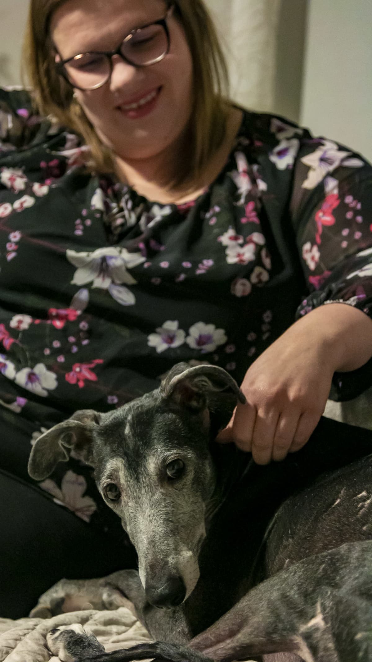 Vinttikoira oli yli 20 asteen pakkasessa hukassa yli vuorokauden. Nyt on omistajan vieressä lämpimänä.