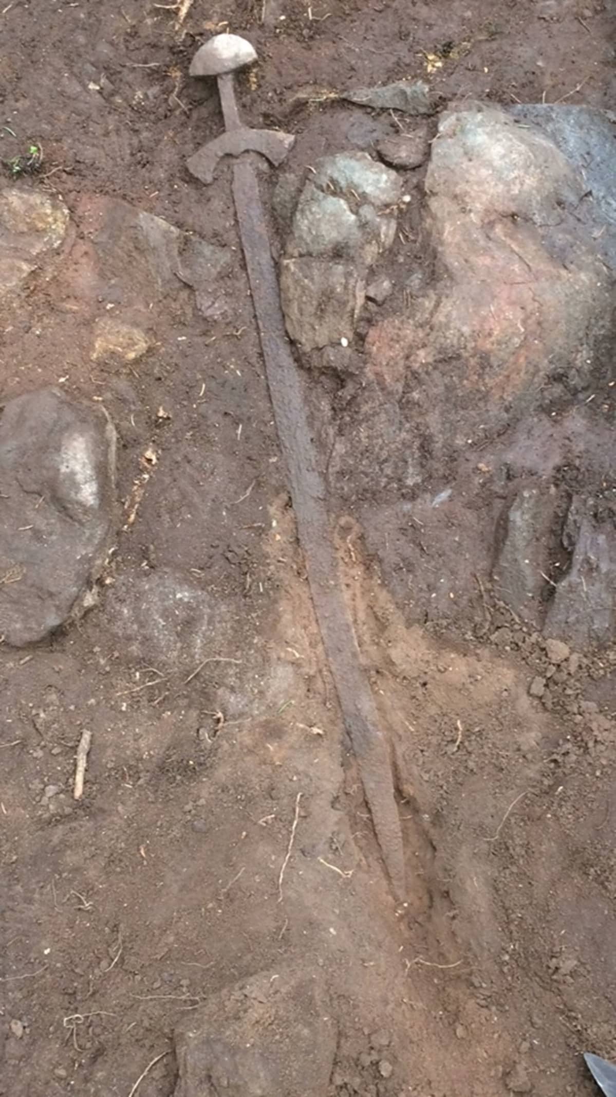Muinainen viikinkimiekka kaivauksessa Pirkanmaalla