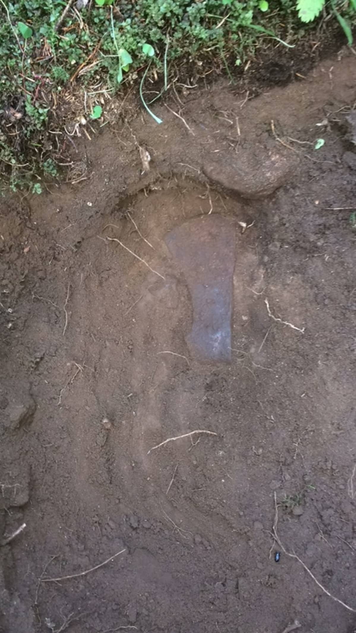 Muinainen kirves kaivauksessa