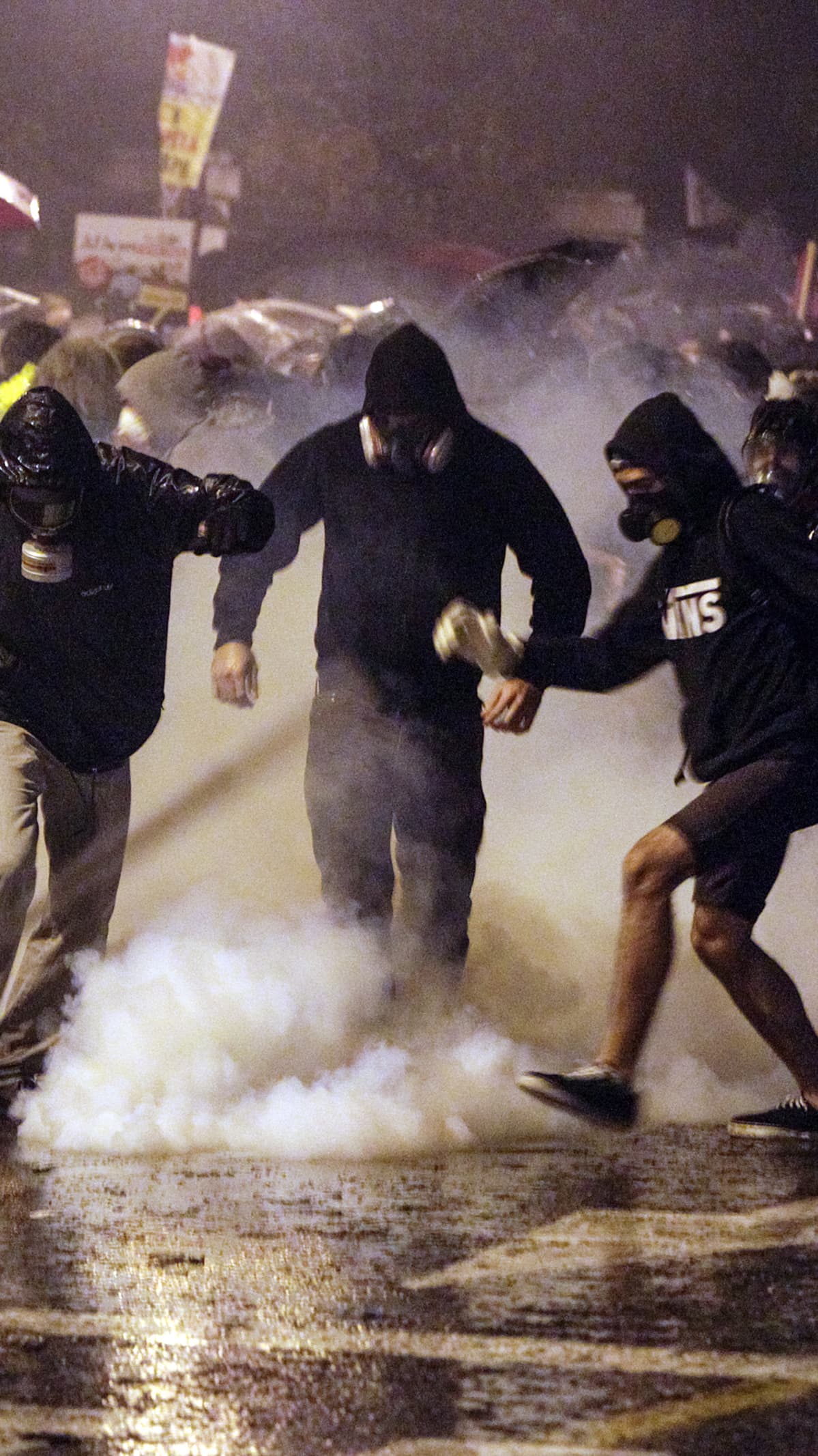 Kreikan säästötoimia vastustavat protestoijat väistelevät kyynelkaasua parlamenttirakennuksen edessä Ateenassa, Kreikassa 7.11.2012.