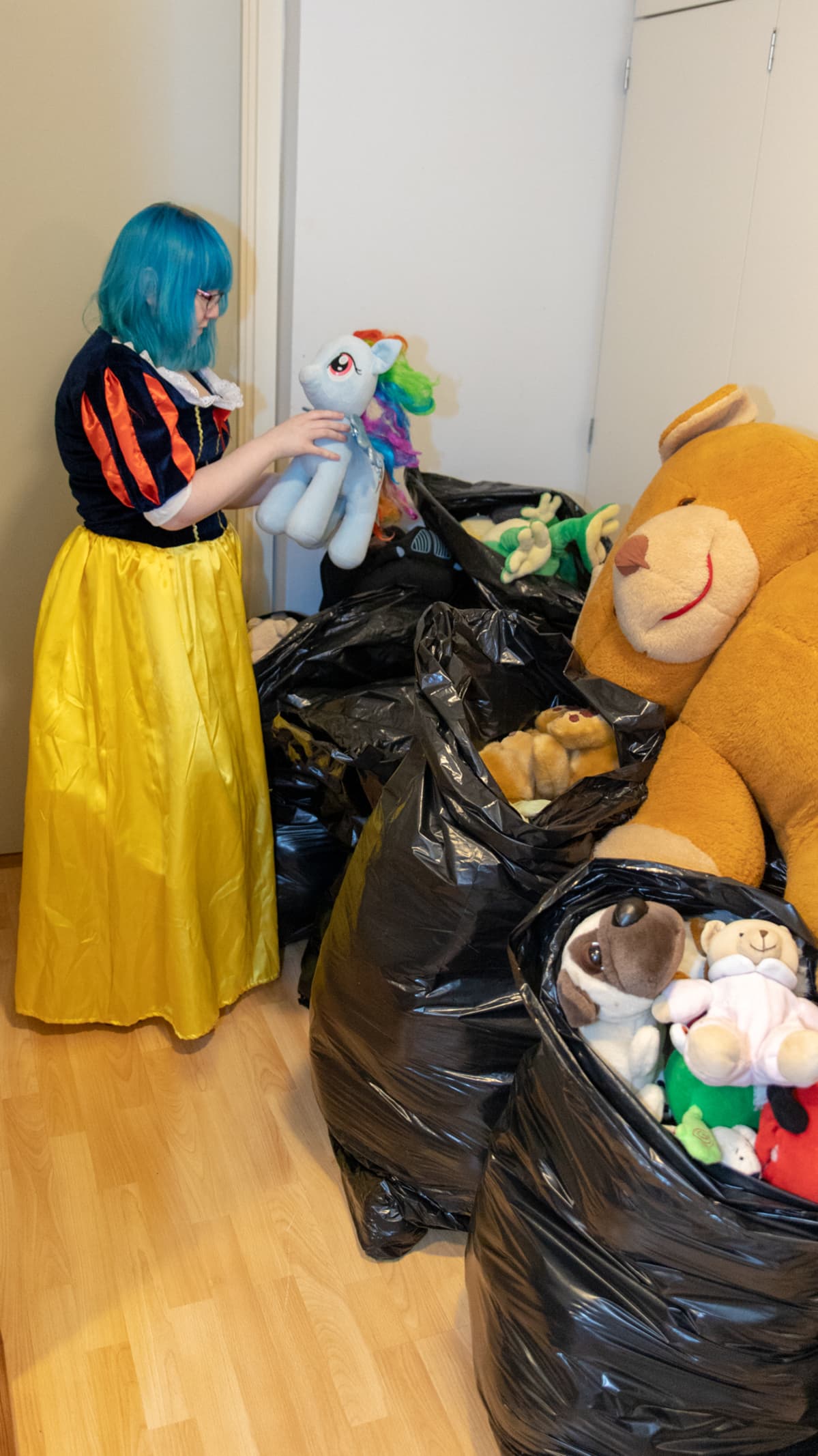 cosplay hlö katsoo pehmoleluja