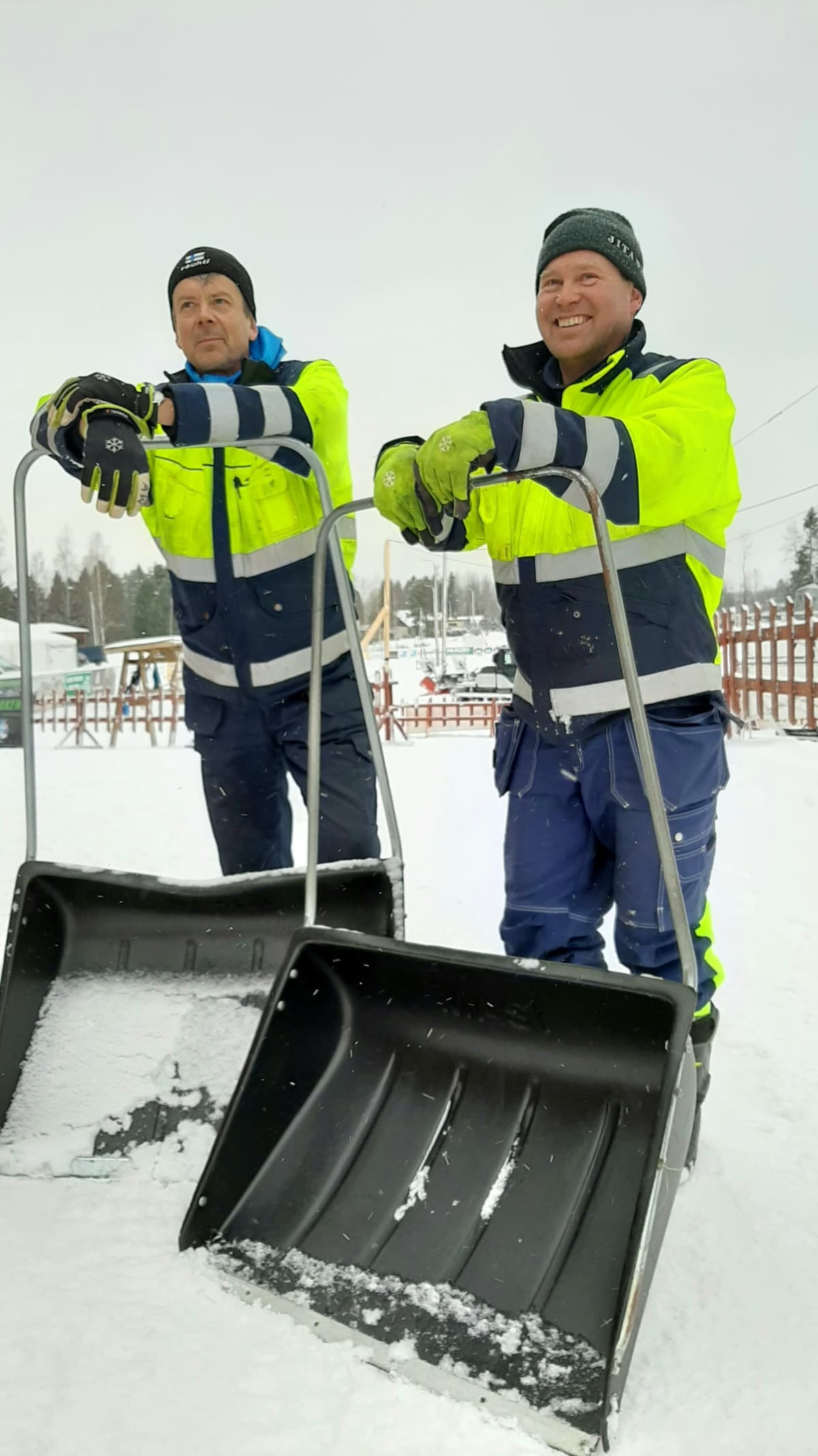 Lumitykkien lisäksi myös lumikolille on ollut käyttöä. Varsinkin lähtö- ja maalialueelle on tarvittu lunta. Vasemmalla Anders Wikström ja oik Peter Jansson
