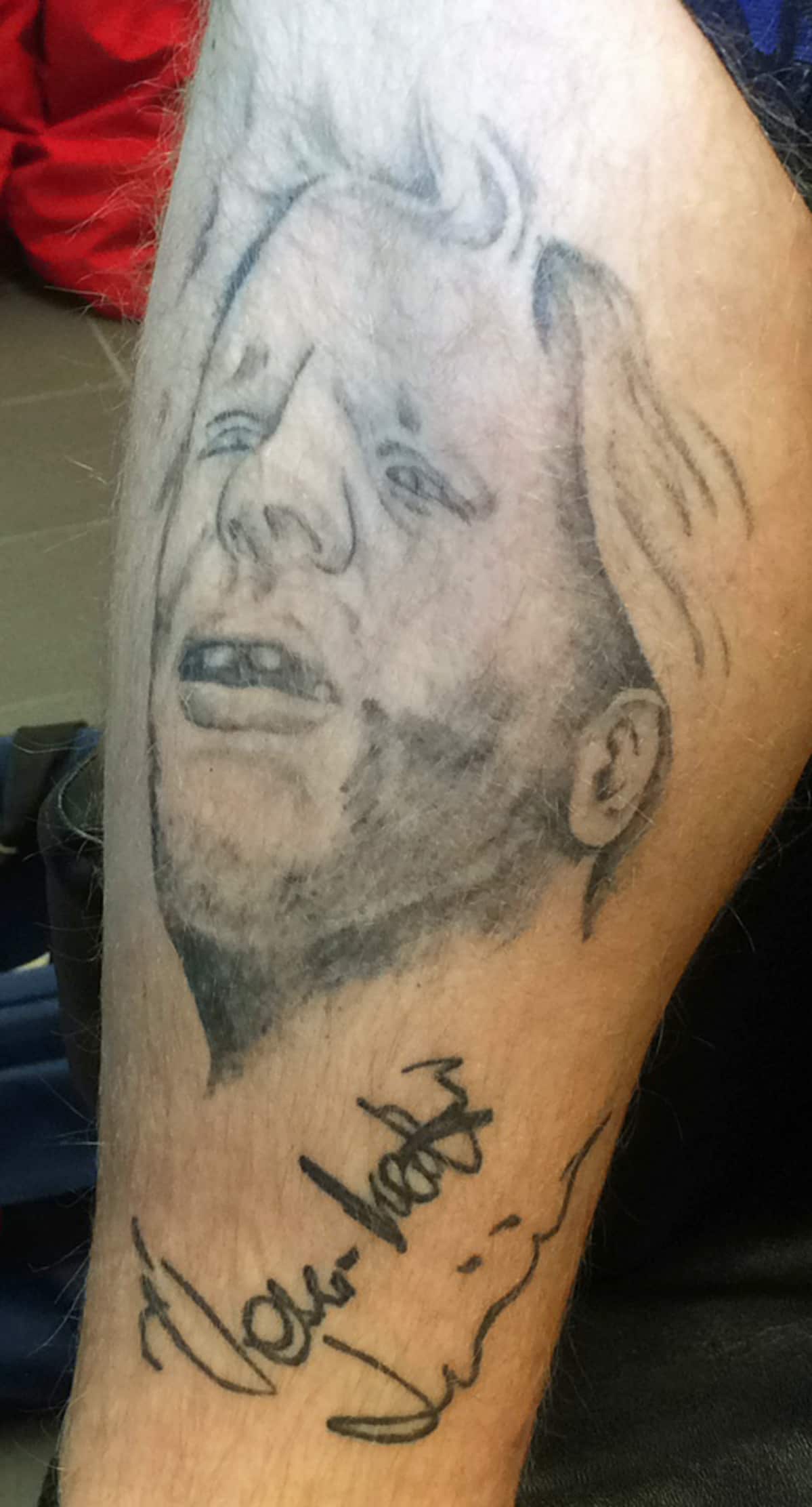 Uuno Turhapuron kuva tatuoituna pohkeeseen.