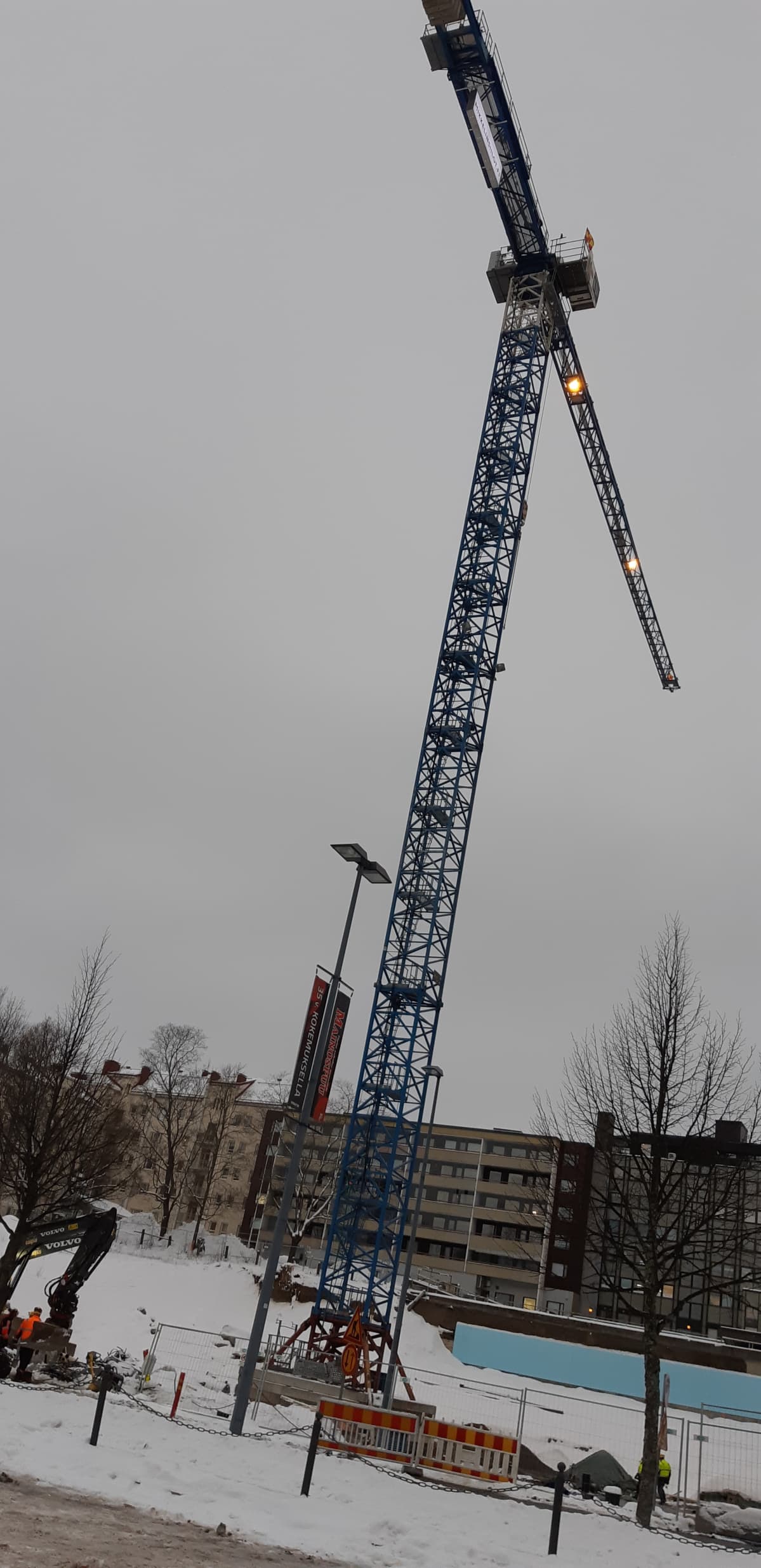 Nostokurki purettujen vanhojen siilojen rakennuspaikalla Mikkelissä.