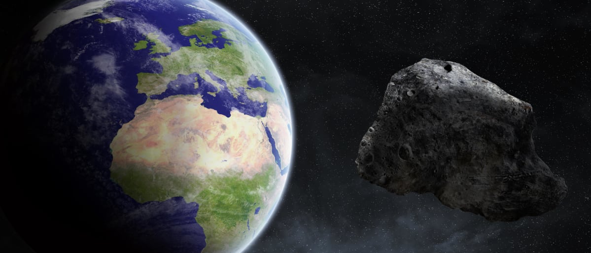 Taiteilijan näkemyksessä asteroidi lähestyy maata.