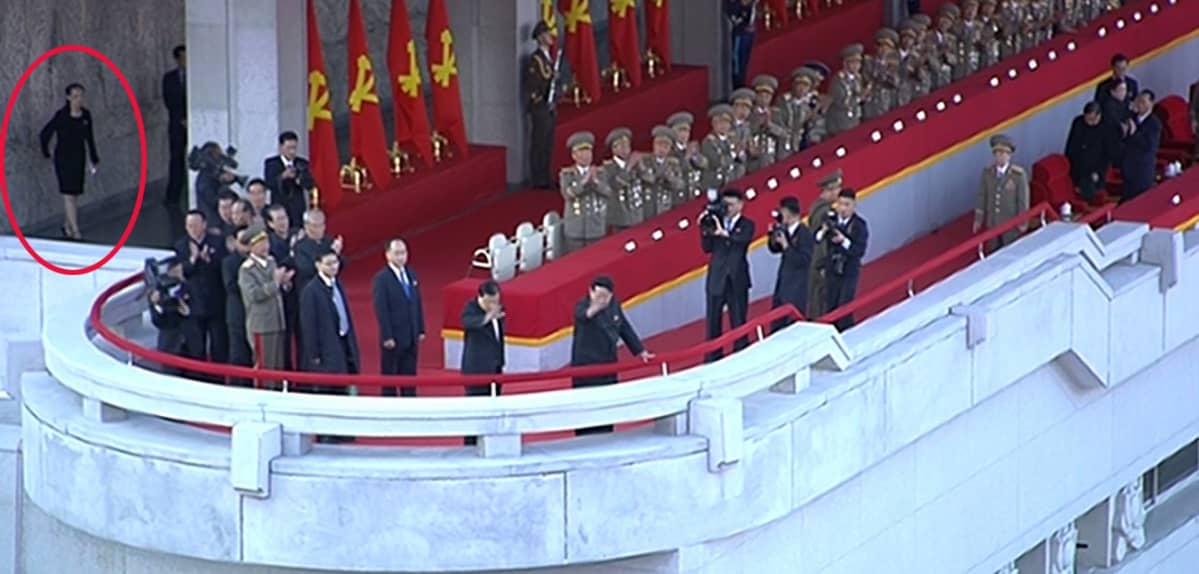 Kim Jong-un vastaanottaa sotilasparaatin Pohjois-Koreassa.