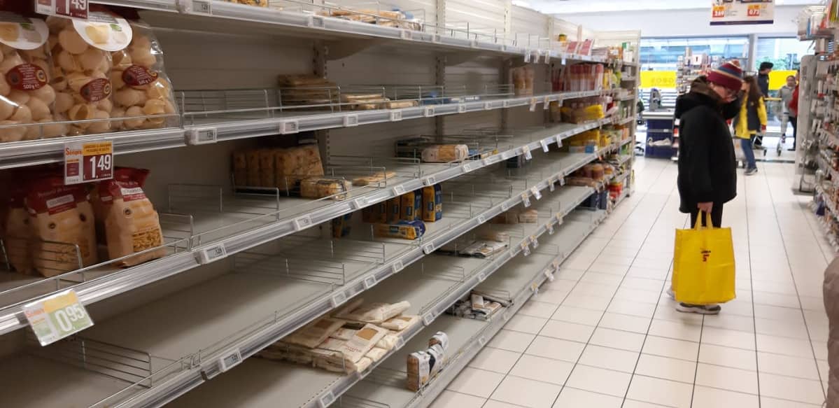 Milanolaisen ruokakaupan väljät hyllyt.