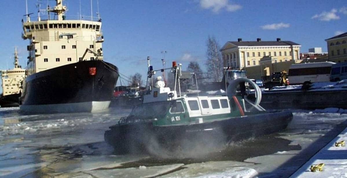 Rajavartiolaitoksen ilmatyynyalus rikkonaisella jäällä satamassa.