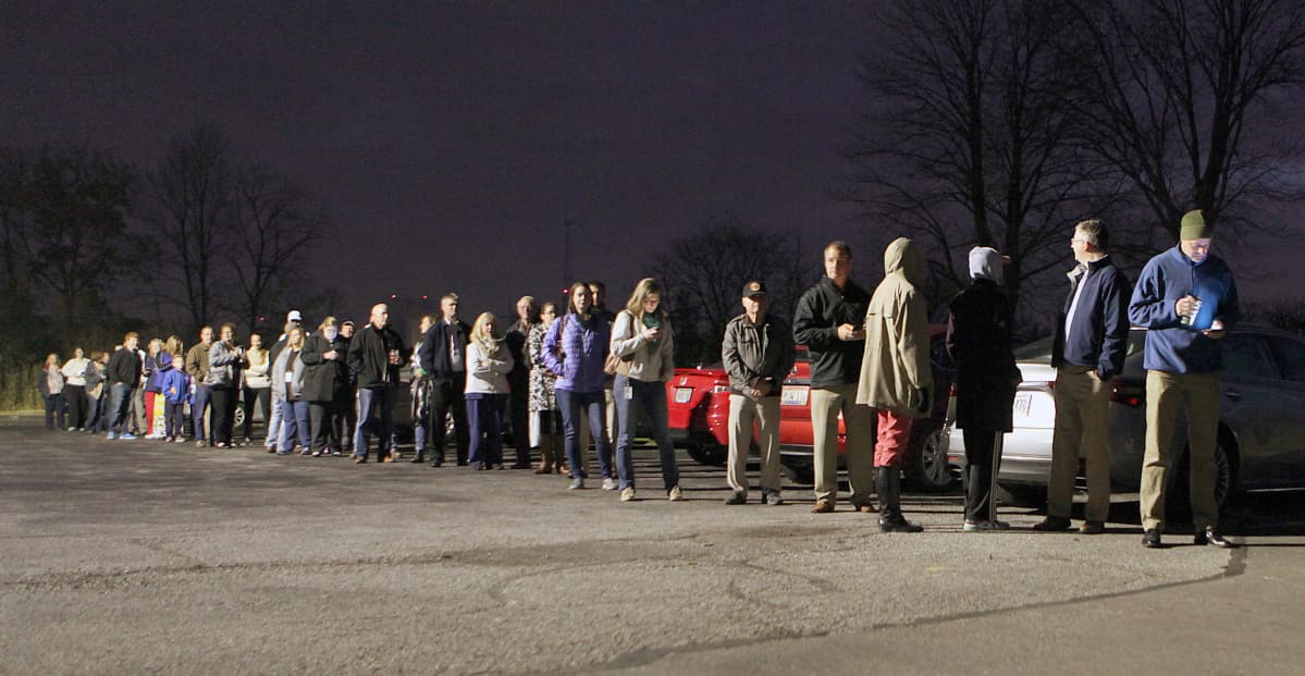 Yli 150 äänestäjää odotti vuoroaan Deerfield Townshipissa Ohiossa.