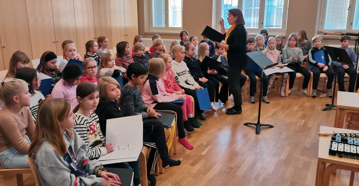 Onkilahden yhtenäiskoulun 3.-4. -luokkalaiset musiikintunnilla