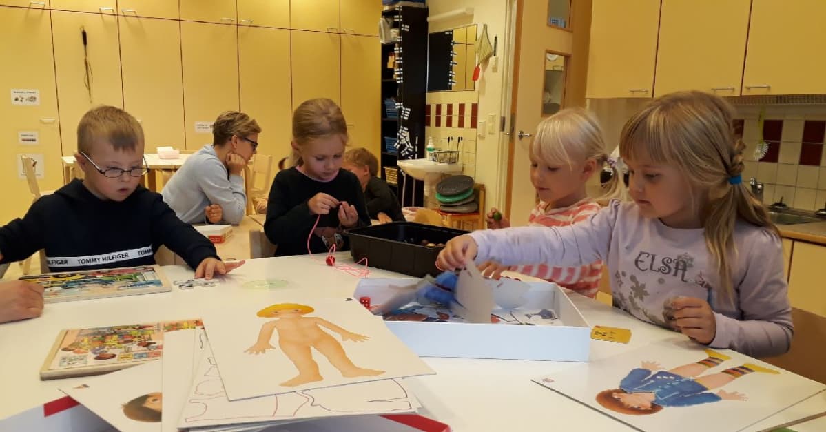 Lasten leikkihetki päiväkodissa