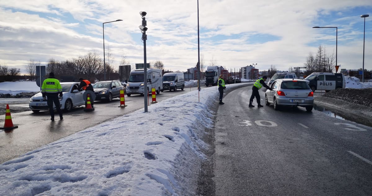 Poliisi ja muut viranomaiset pysäyttävät autoja Tornion ja Haaparannan rajalla-