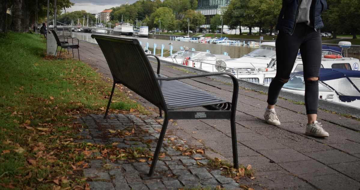 Anonyymi nuori kävelee.