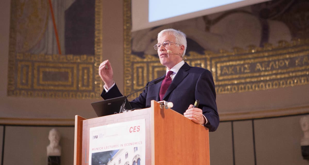 Professori Bengt Holmström luennoi eilen Ludwig-Maximilianin yliopistossa Münchenissä. Hän sai myös Center of Economic Studies-palkinnon-palkinnon.