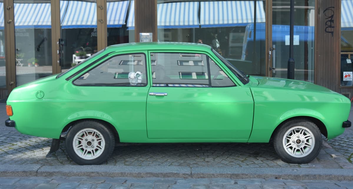 Annaloiden kesäauto on samanlainen vihreä Escort, jolla he nuorempina ajelivat rundia.