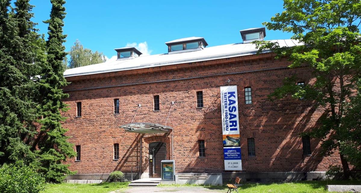 Taidemuseon tiilinen rakennus.