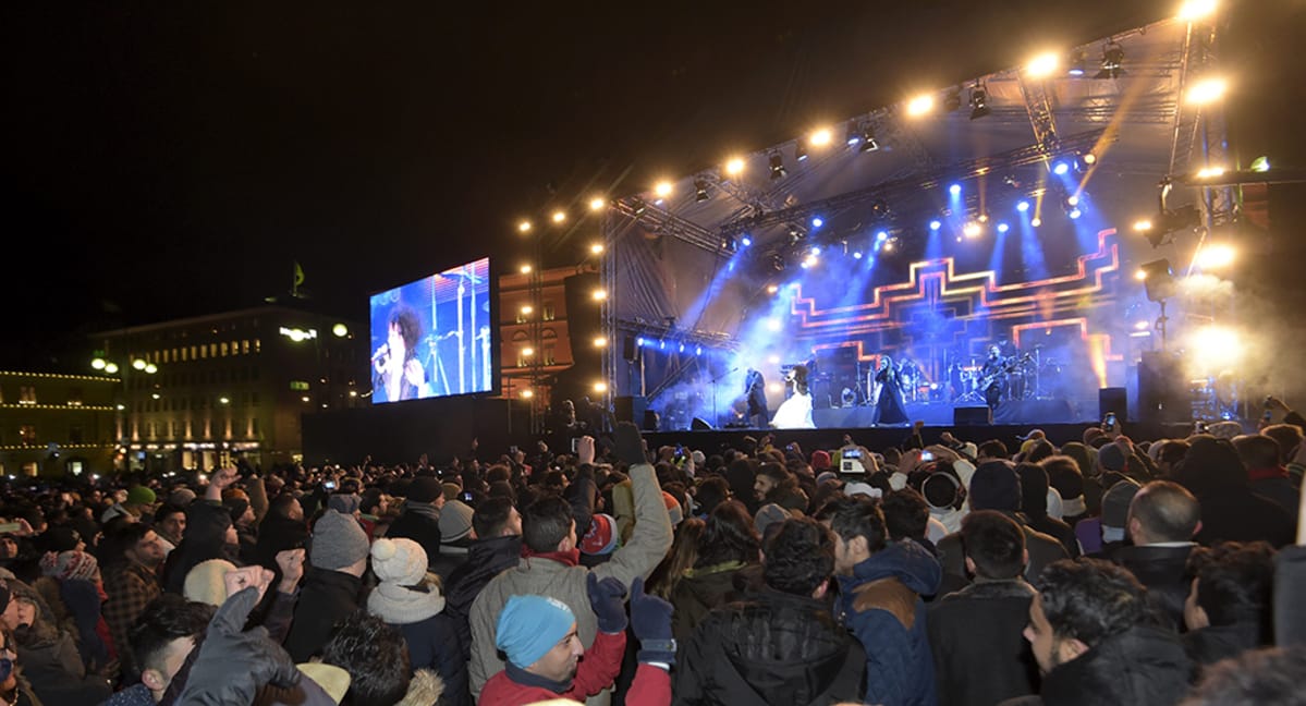 Uudenvuodenjuhlintaa Senaatintorilla Helsingissä.