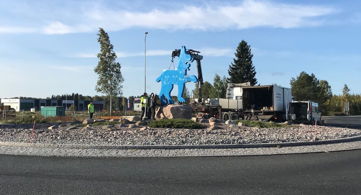 Riihimäen lasin entisenä symbolina ollutta ilvespatsasta pystytetään kiertoliittymään.