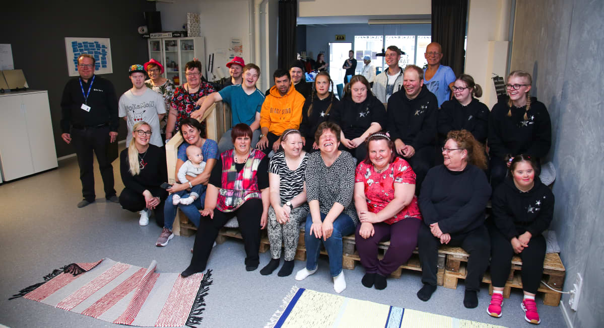Kulttuurikutsun esiintyjiä ryhmäkuvassa