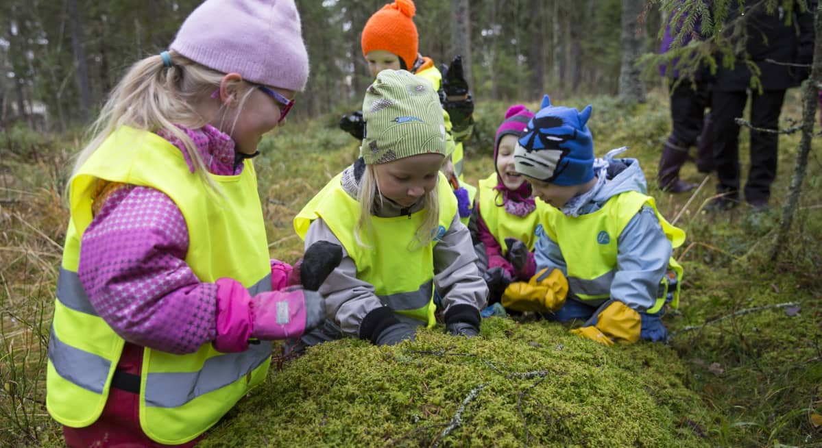 Päiväkotilapsia metsäretkellä.