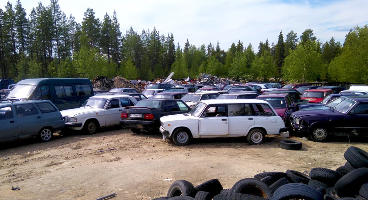 Salla, autohuutokauppa, turvapaikanhakijoiden hylkäämät itä-autot