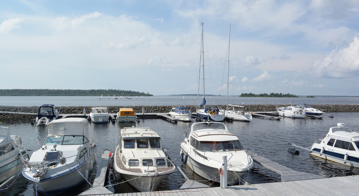 Veneitä Kemin Sisäsataman laiturissa.