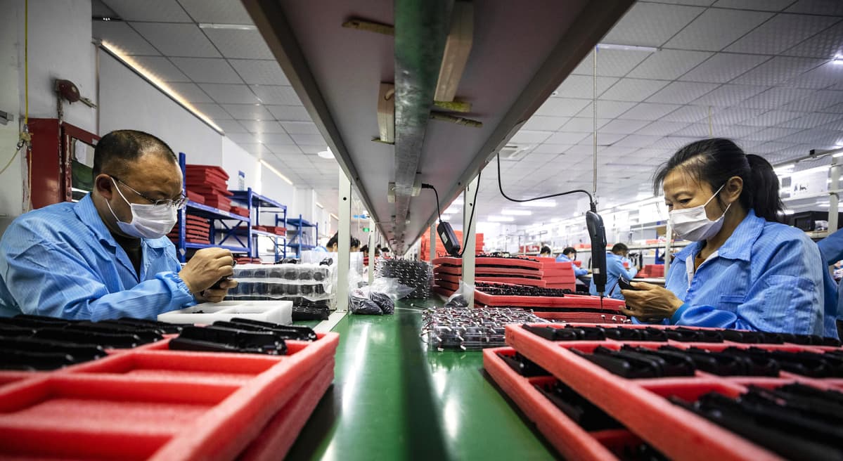 Elektroniikkakomponenttien valmistusta Hohemin tehtaalla Shenzhenissä Guangdongin provinssissa Kiinassa.