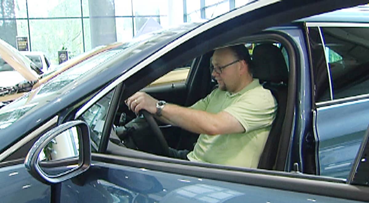 mies koeajaa autoa