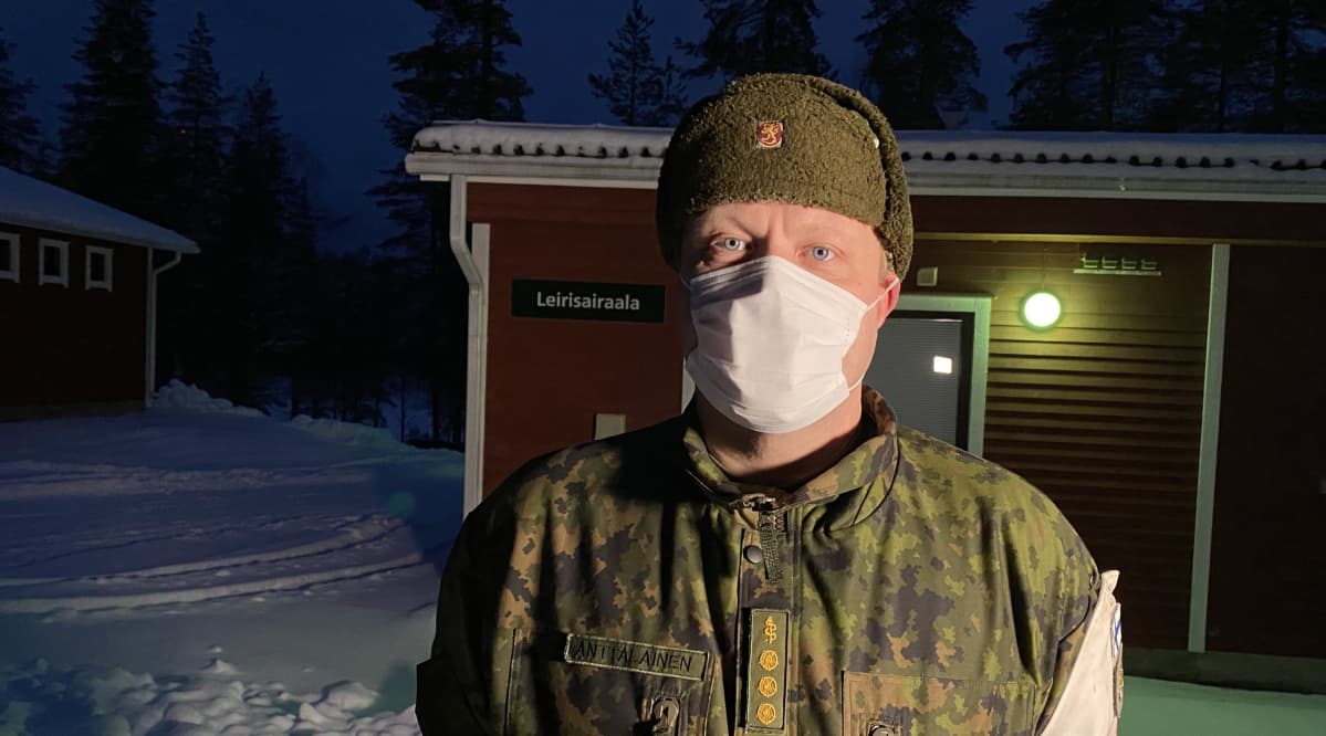 Kainuun prikaatin päällikkölääkäri Timo Anttalainen Kuhmon Vuosangassa.