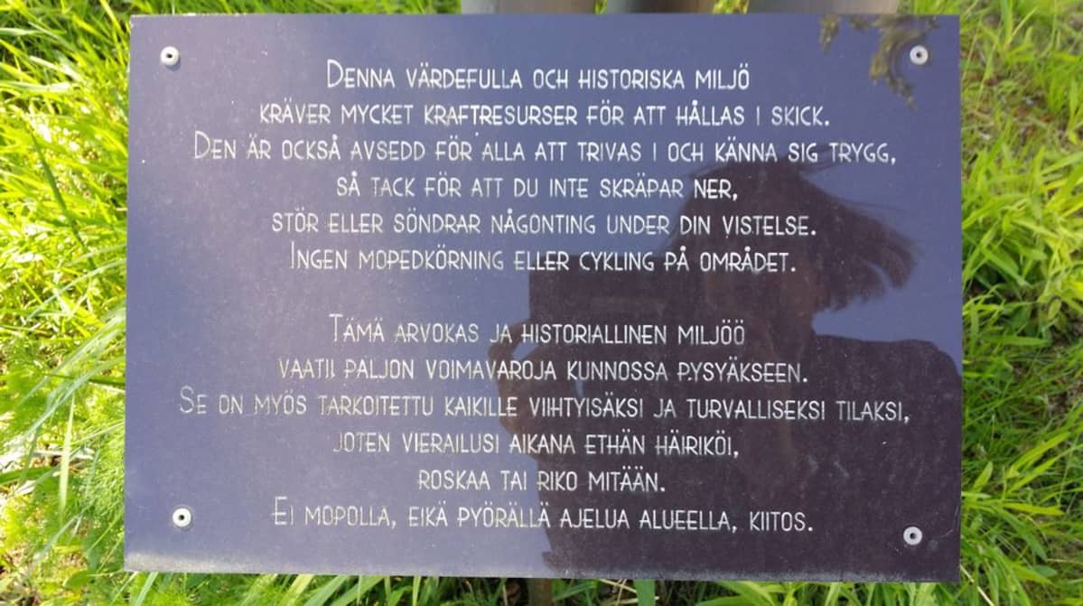 Kuvassa kyltti, jossa toivotaan, että puistossa ei häiriköitäisi, roskattaisi tai rikottaisi mitään.