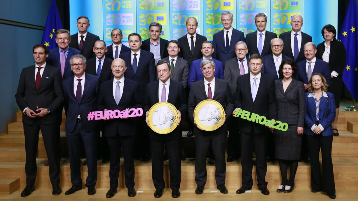 Euroopan talousministerit poseeraavat.