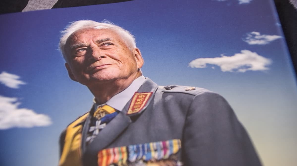Gustav Hägglundin kuva Kenraalin iltahuuto -kirjan kannessa.