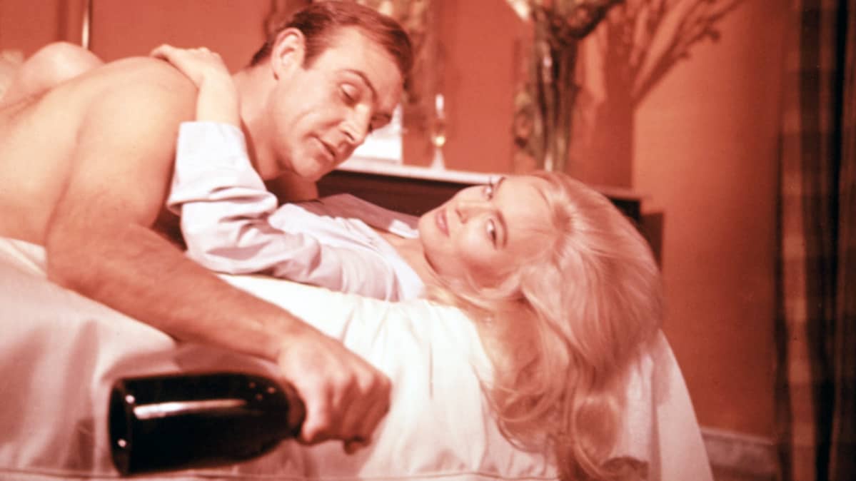 Sean Connery näyttelee James Bondia.